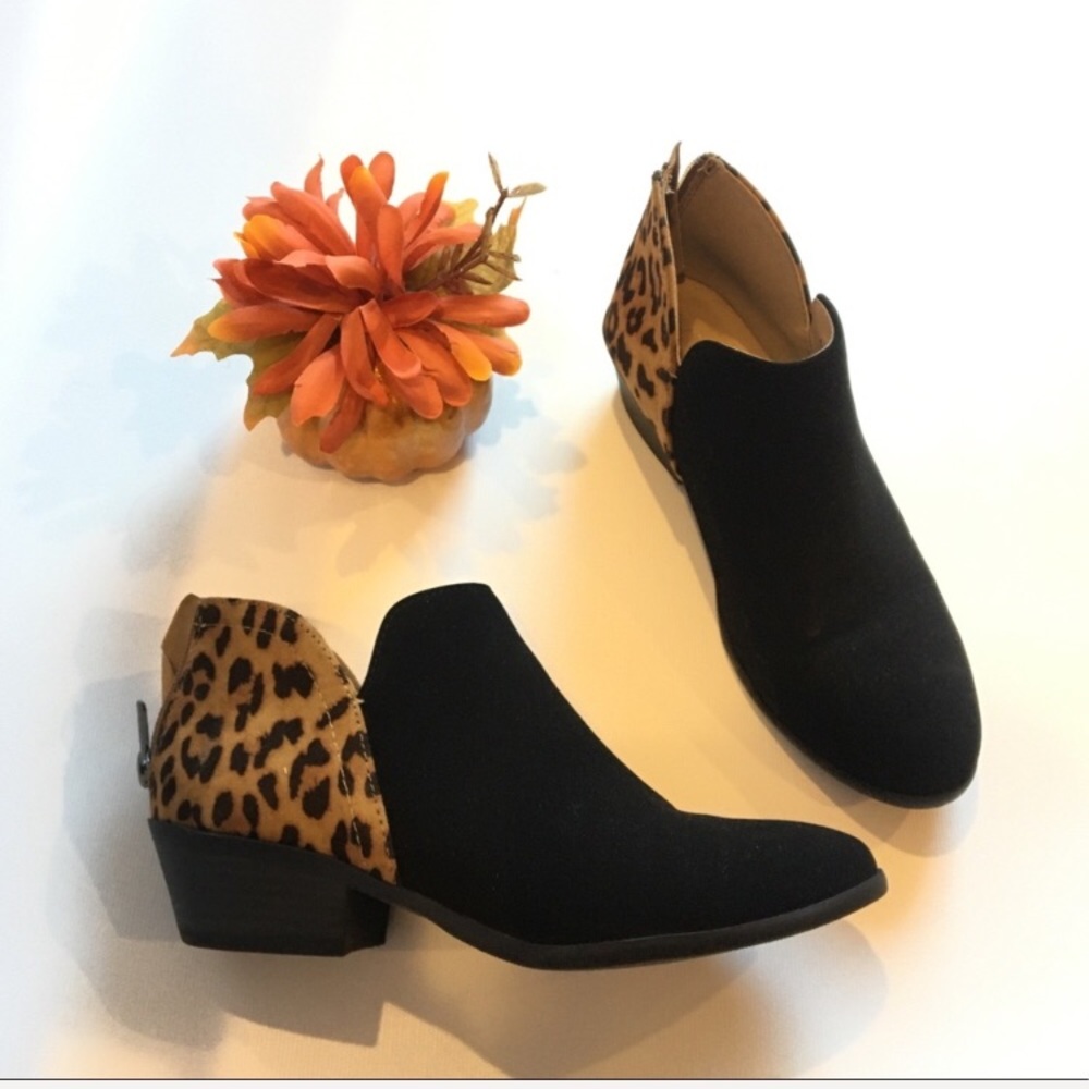 NWOT Leopard print ankle booties